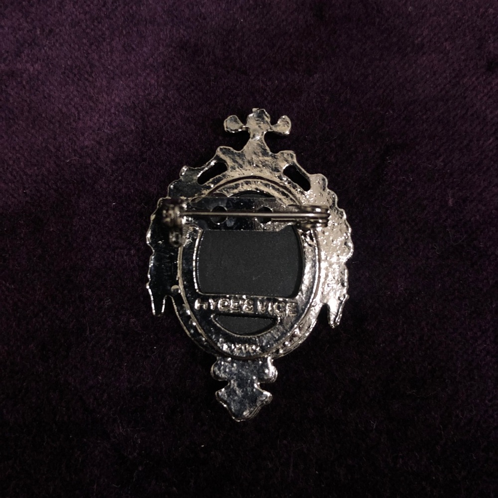 Hyde’s Vice Small Skull Cameo Brooch Gothic cameo - Picture 3 of 5